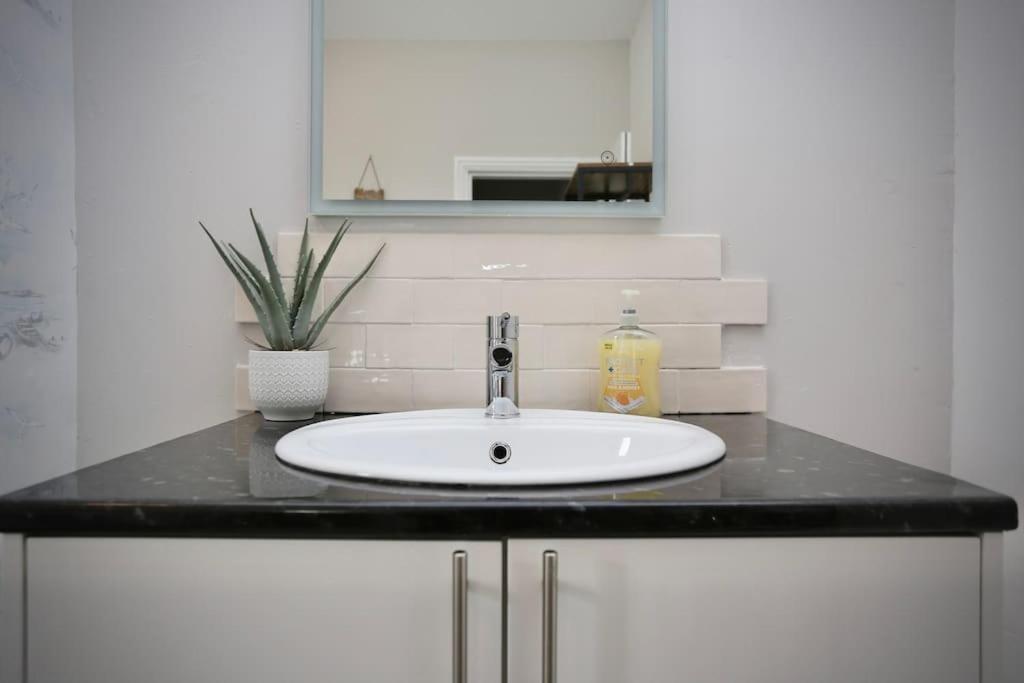 The Hot Tub Townhouse By Holiday Heim 리탬 세인트 앤스 외부 사진