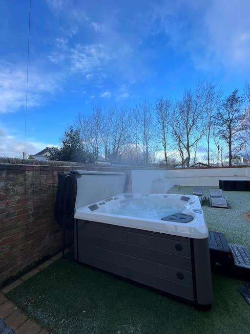 The Hot Tub Townhouse By Holiday Heim 리탬 세인트 앤스 외부 사진