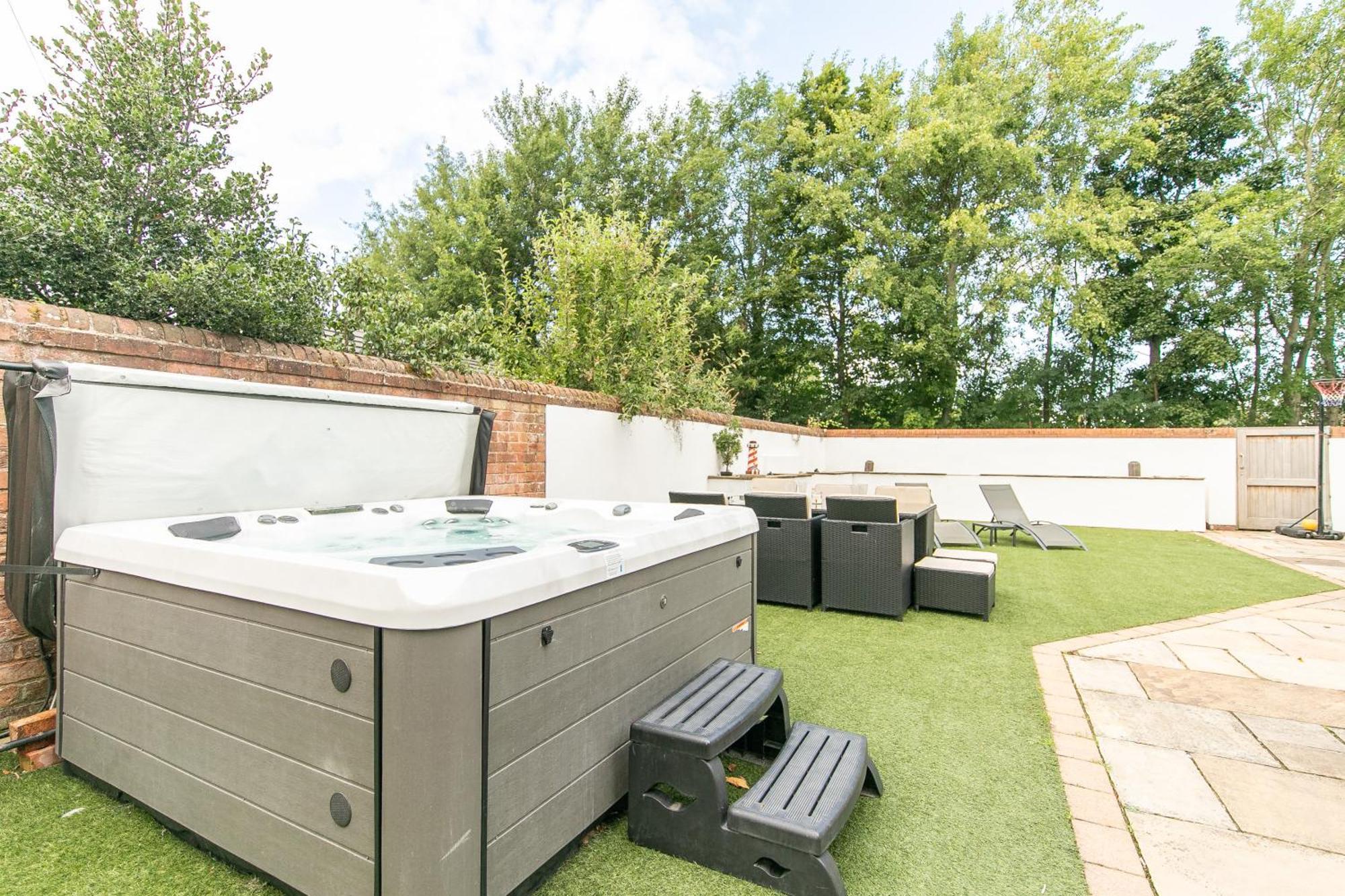 The Hot Tub Townhouse By Holiday Heim 리탬 세인트 앤스 외부 사진